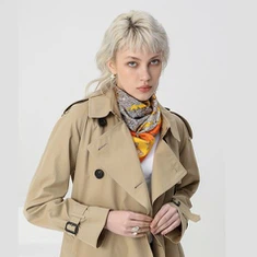 Due donne colorate in fazzoletto di seta